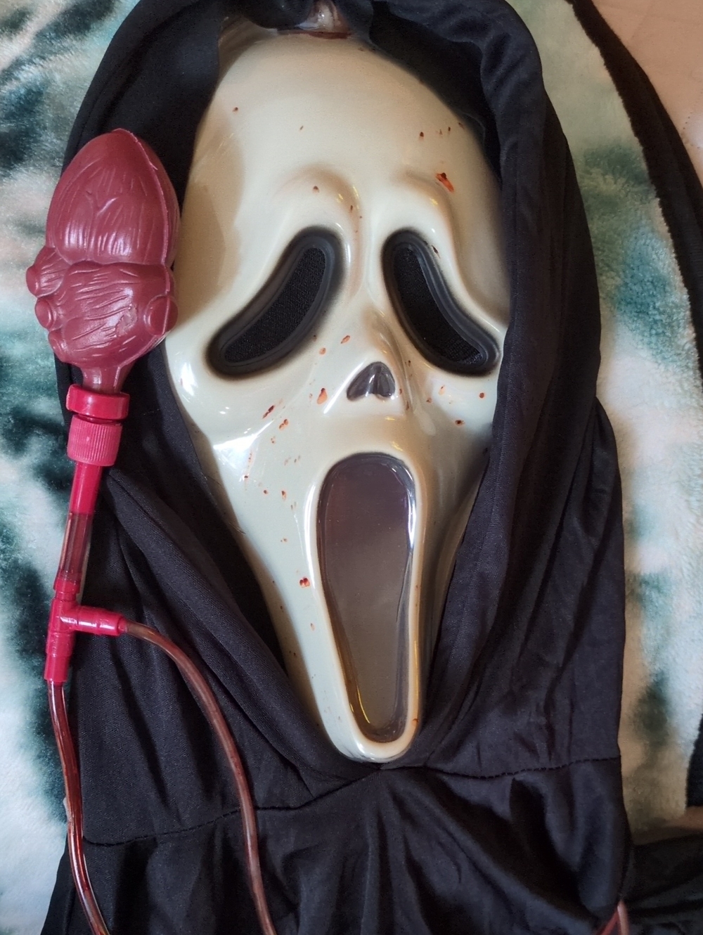 Spirit Screaming Ghost Mask with Black Hood and Red Prop